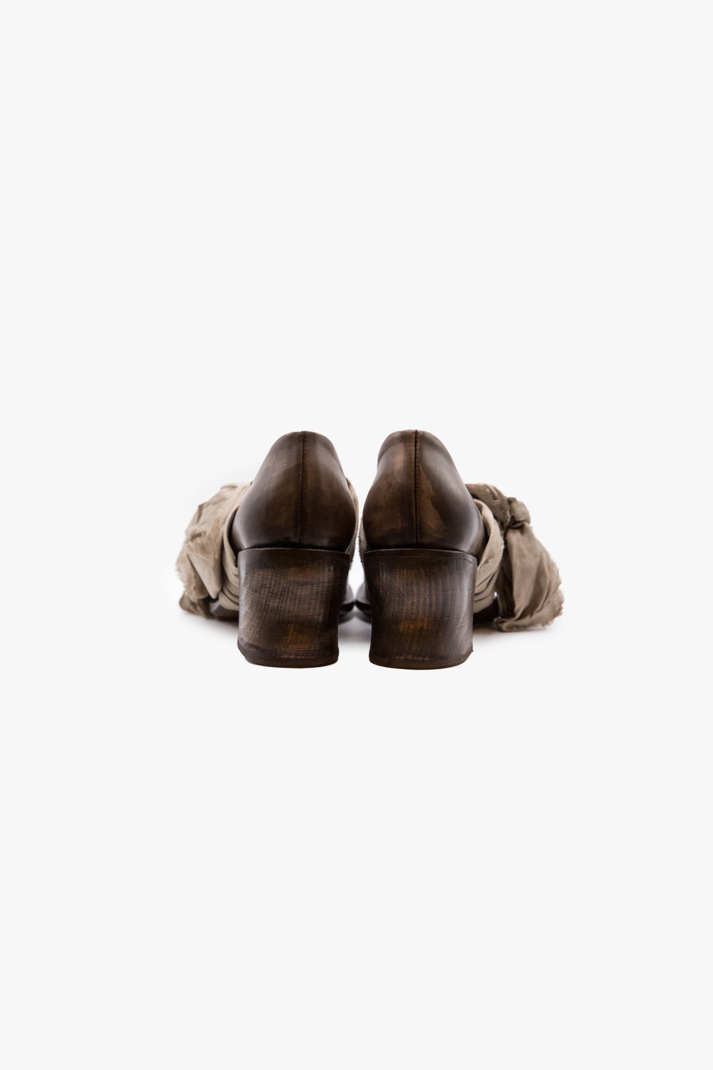 Mid-heel pump with extra long tough