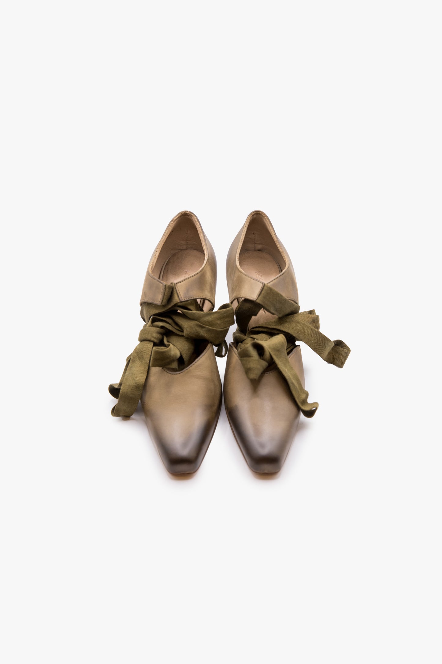 Closed pump with grosgrain laces