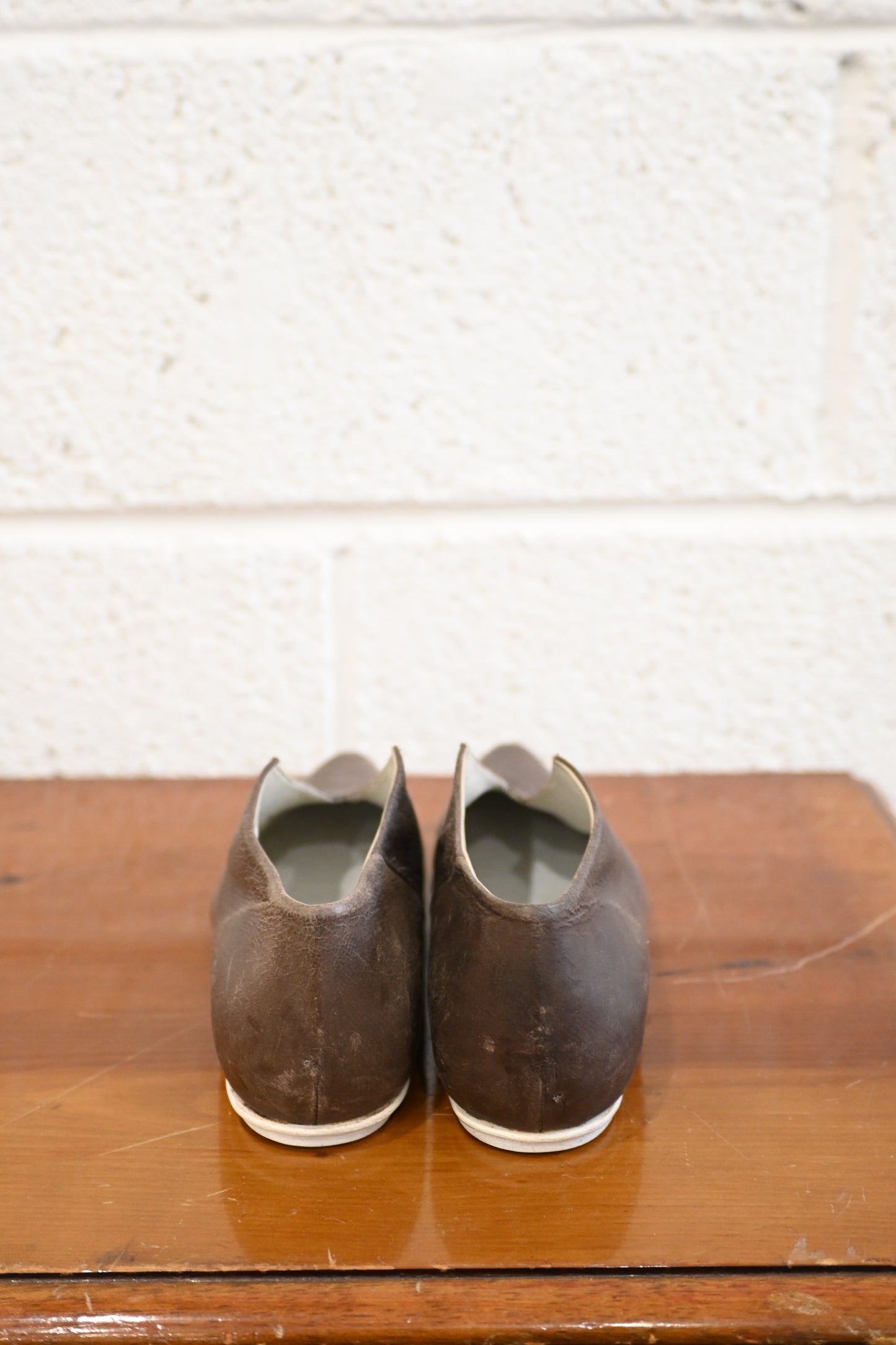SLIPPING AWAY - LIGHT SLEEK SLIPPER