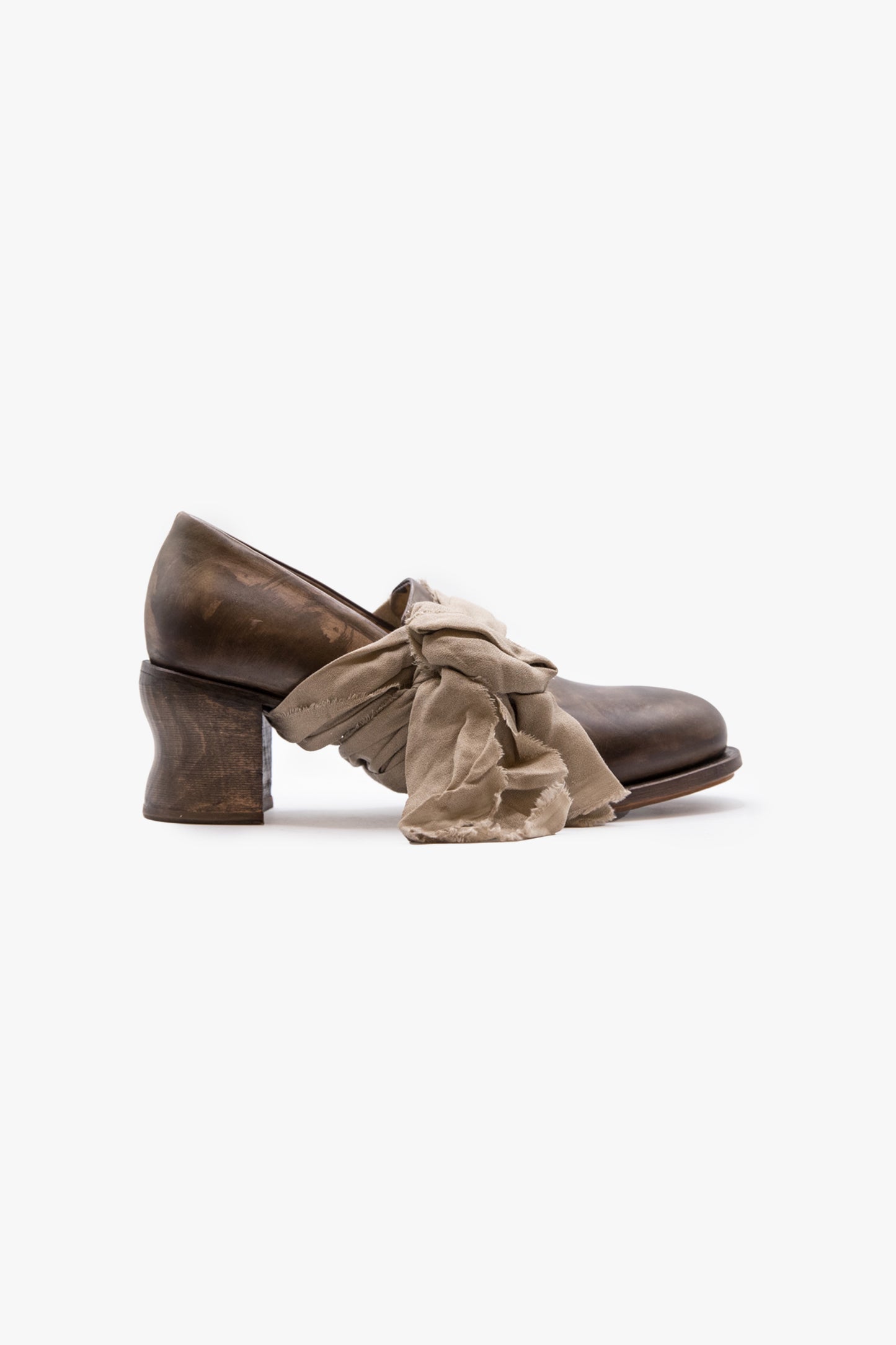 Mid-heel pump with extra long tough