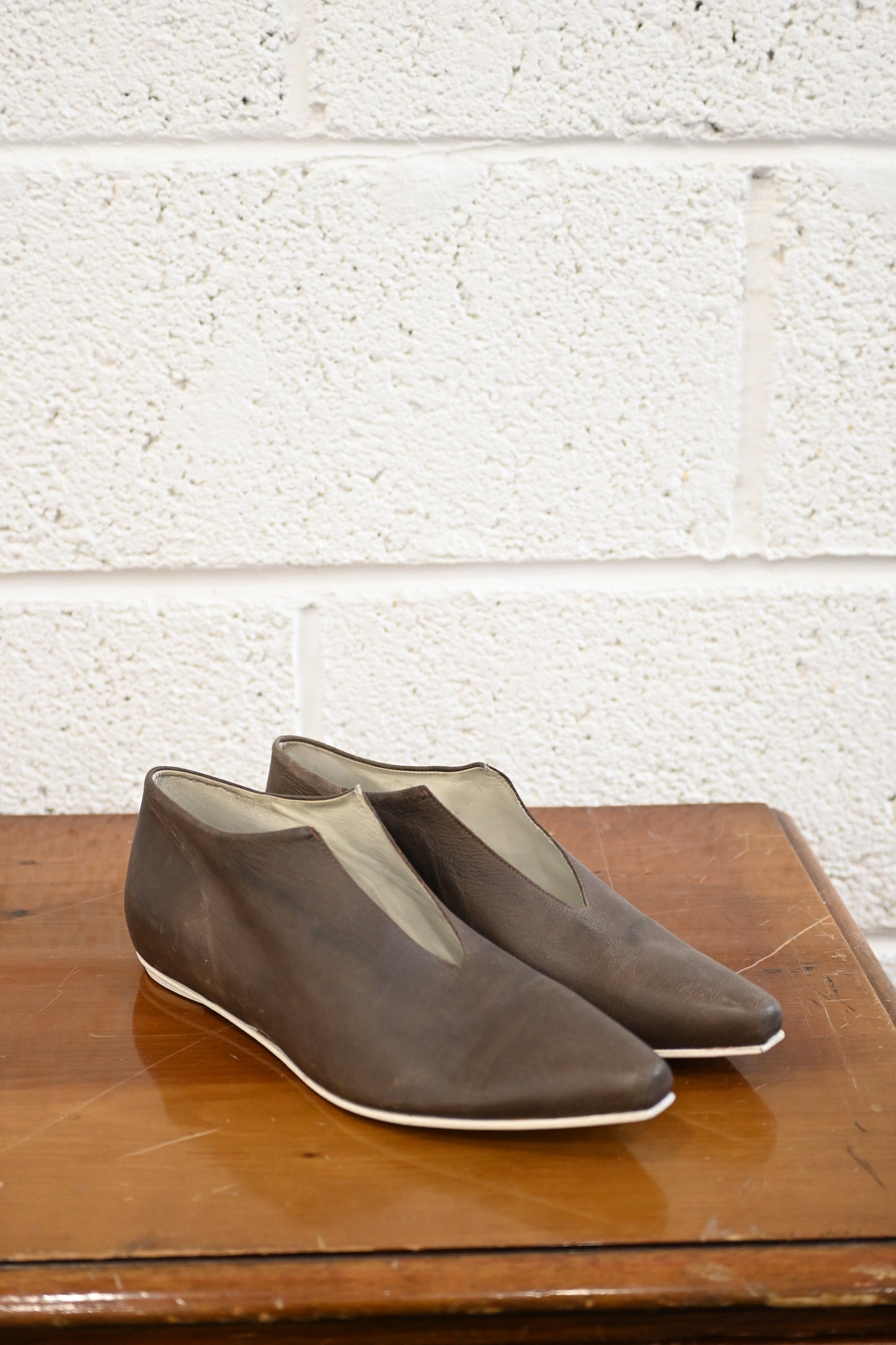 SLIPPING AWAY - LIGHT SLEEK SLIPPER