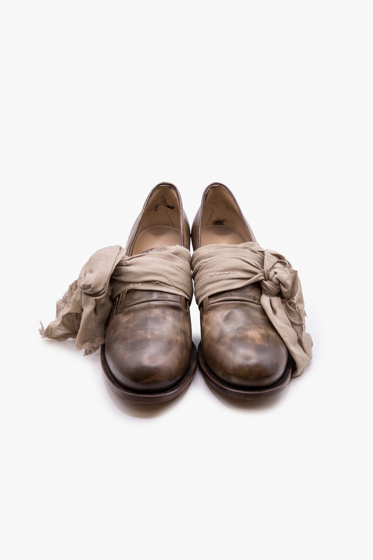 Mid-heel pump with extra long tough