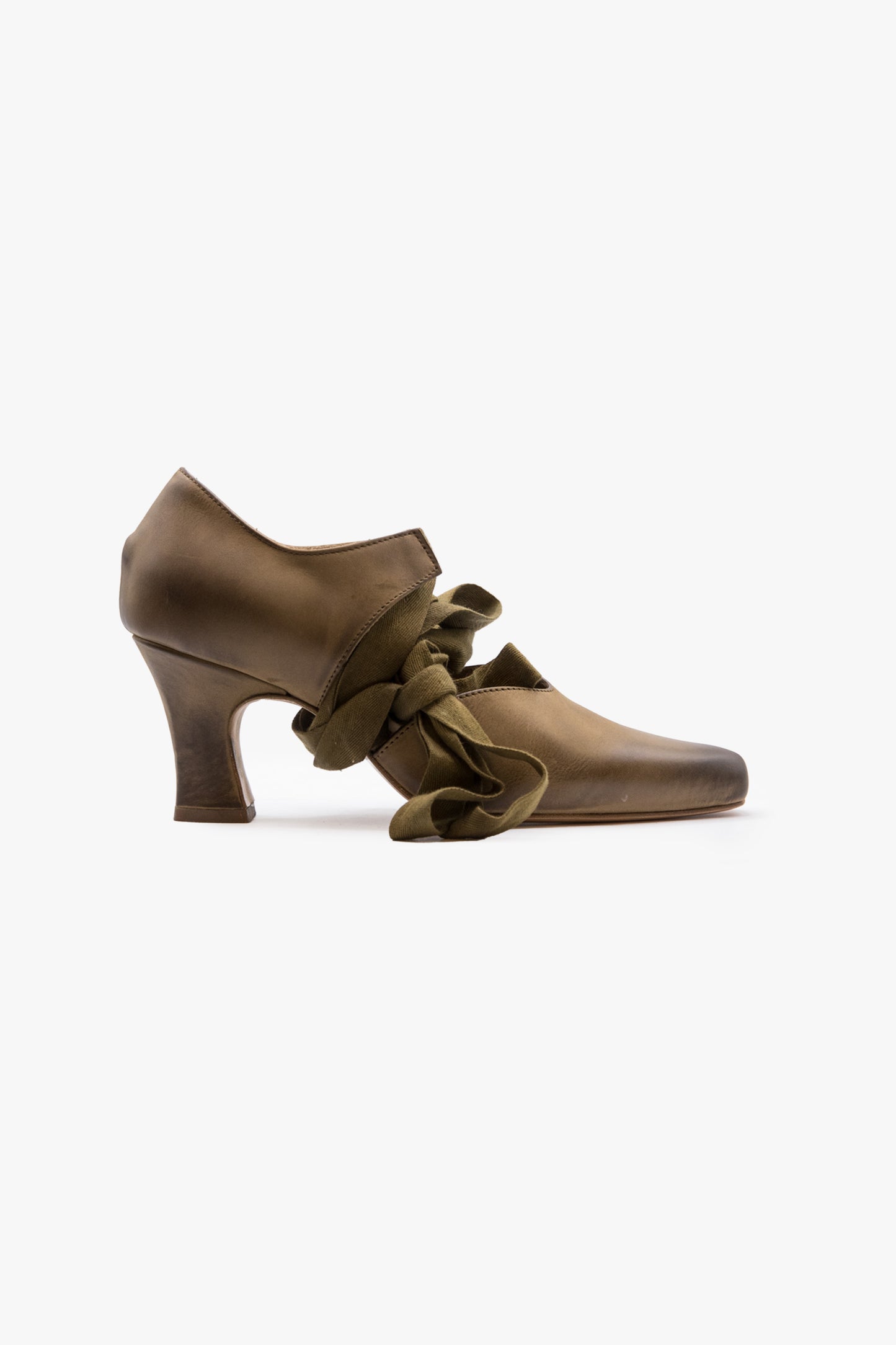 Closed pump with grosgrain laces