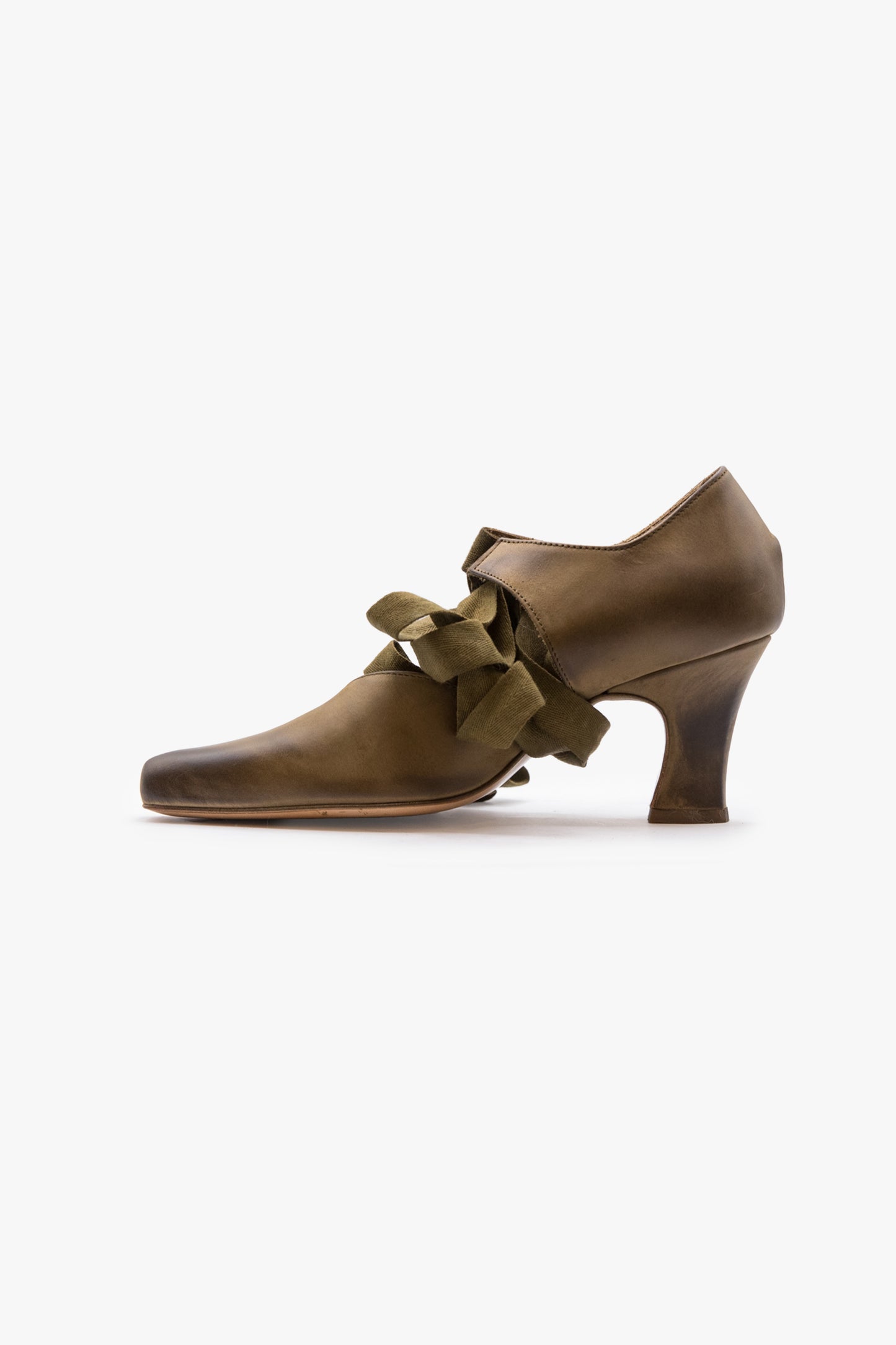 Closed pump with grosgrain laces