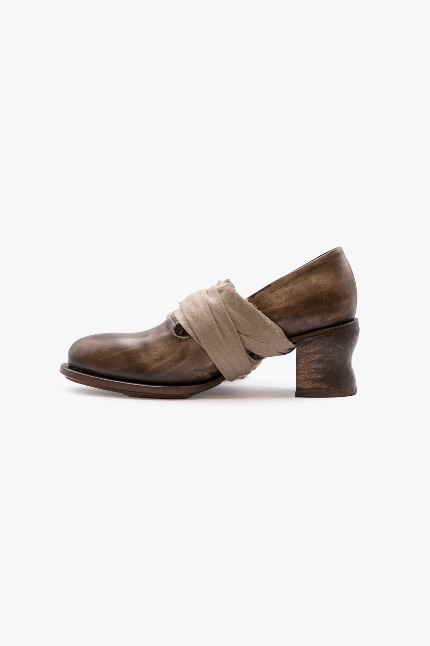 Mid-heel pump with extra long tough