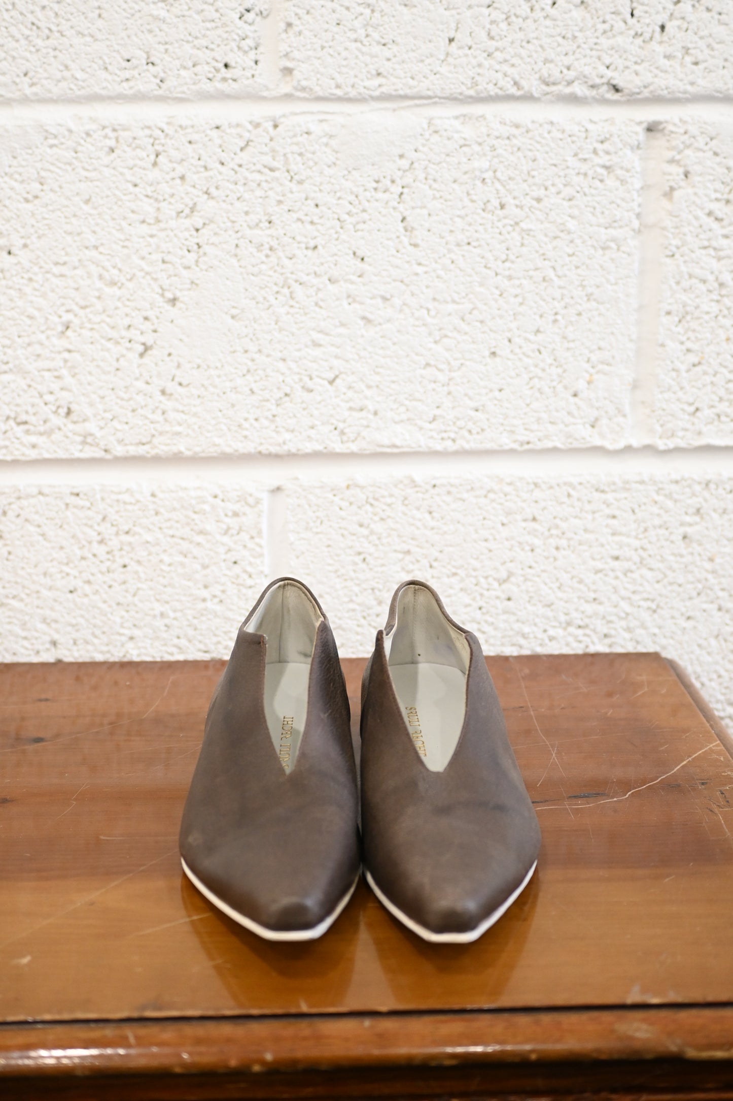 SLIPPING AWAY - LIGHT SLEEK SLIPPER