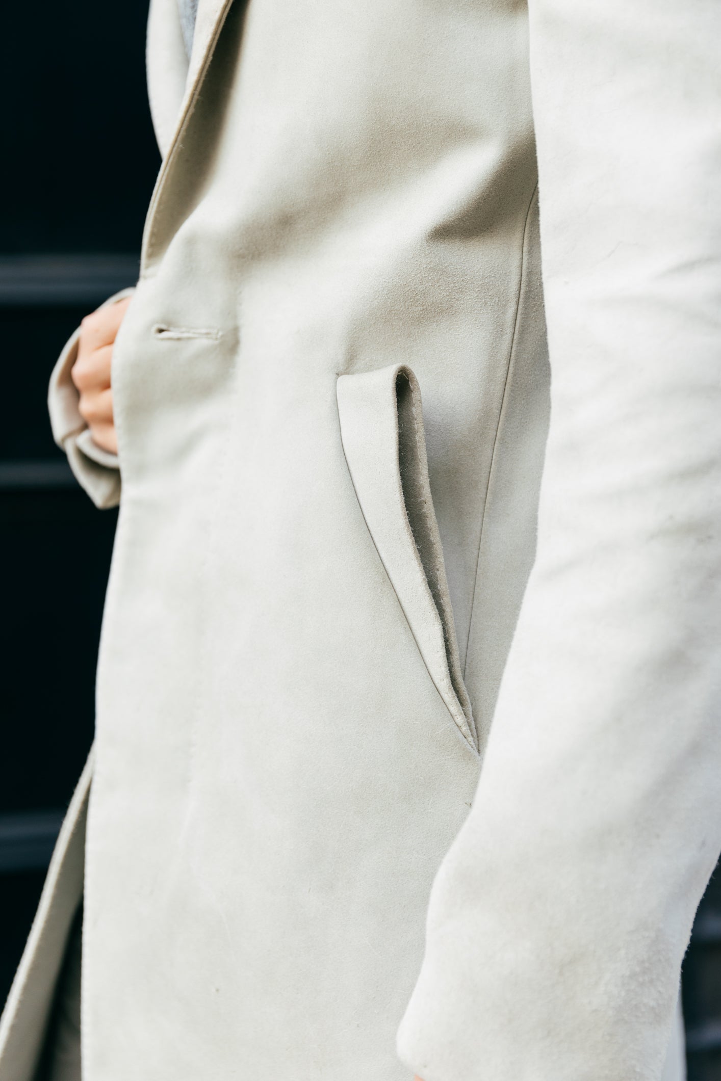 LJ–160 REFLECTIVE LONG LEATHER 2-BUTTON JACKET WITH CUTAWAY DETAIL