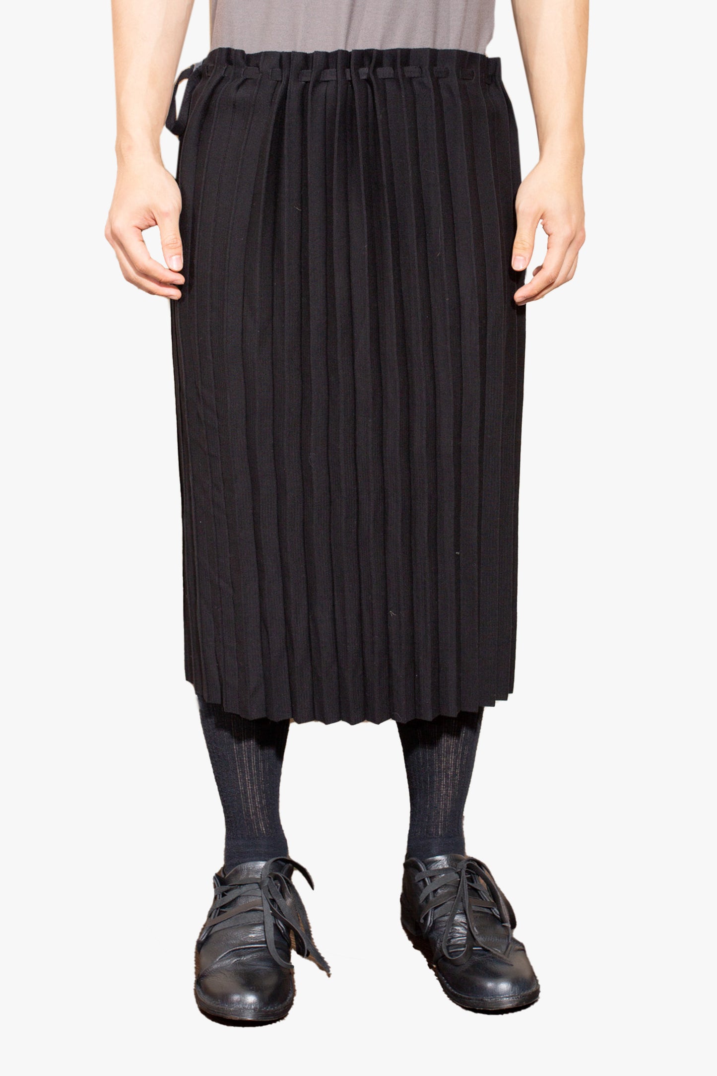 NARROW PLEATS CAPE-SKIRT