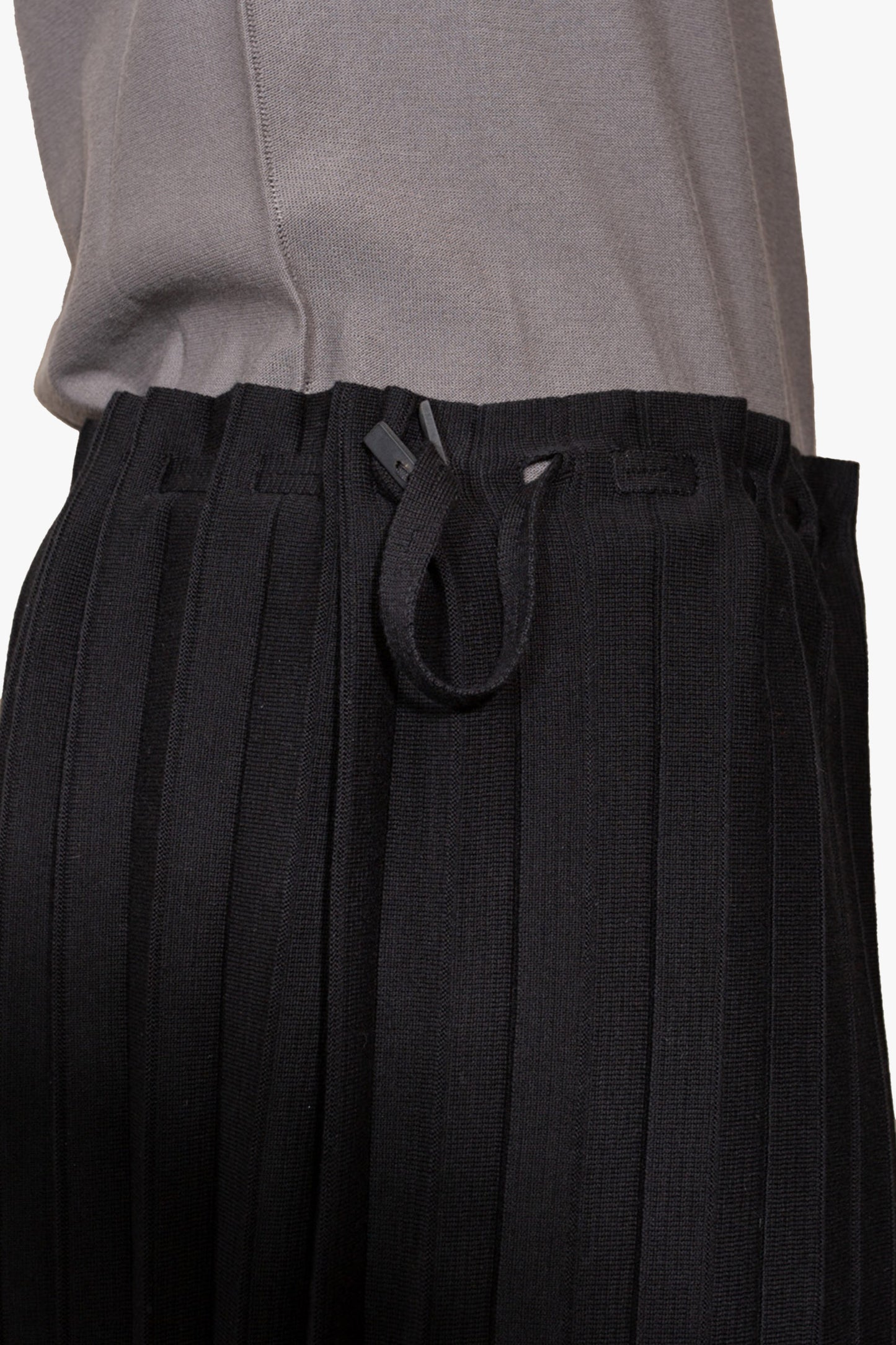 NARROW PLEATS CAPE-SKIRT