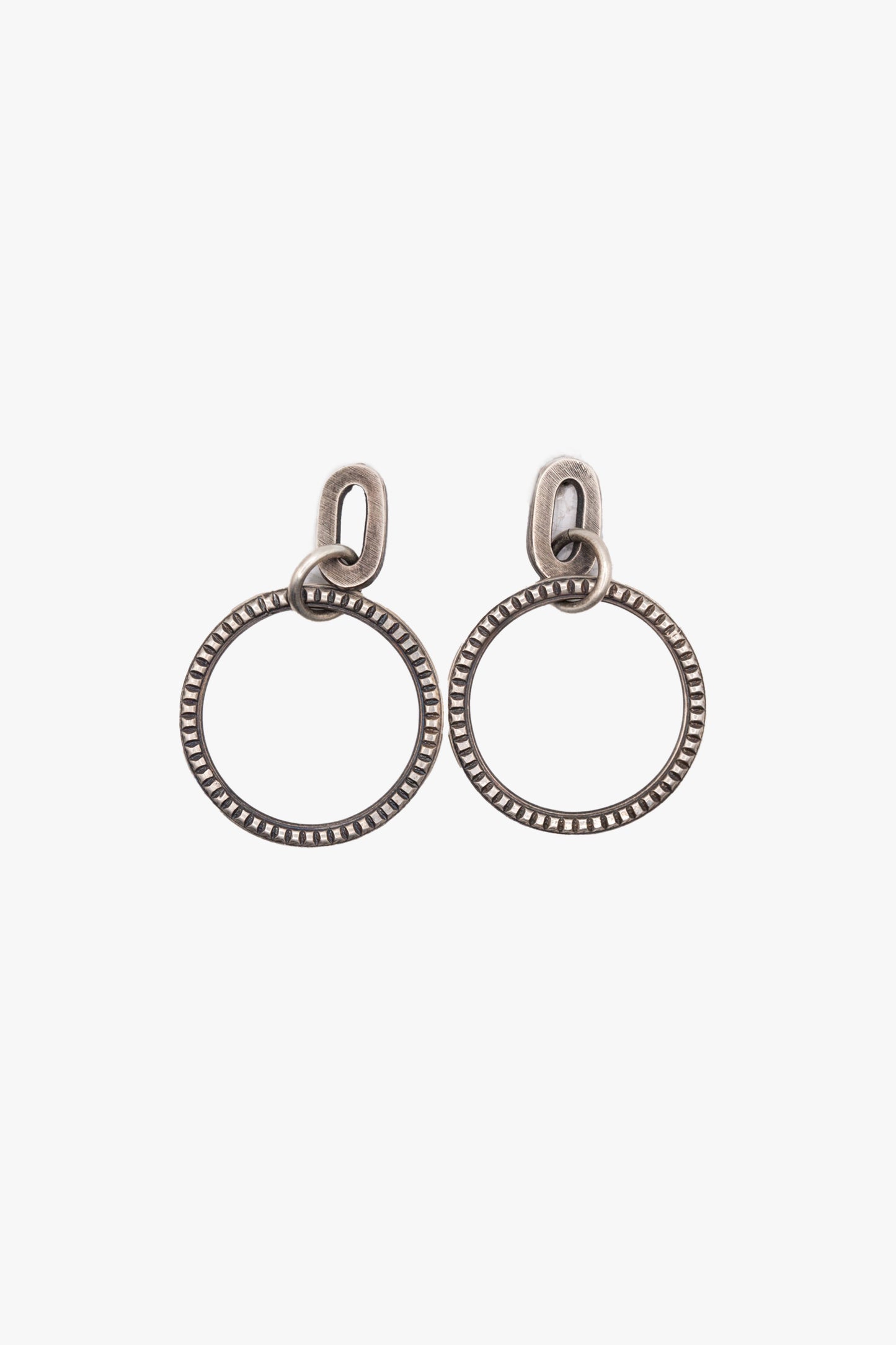Earrings ring traces