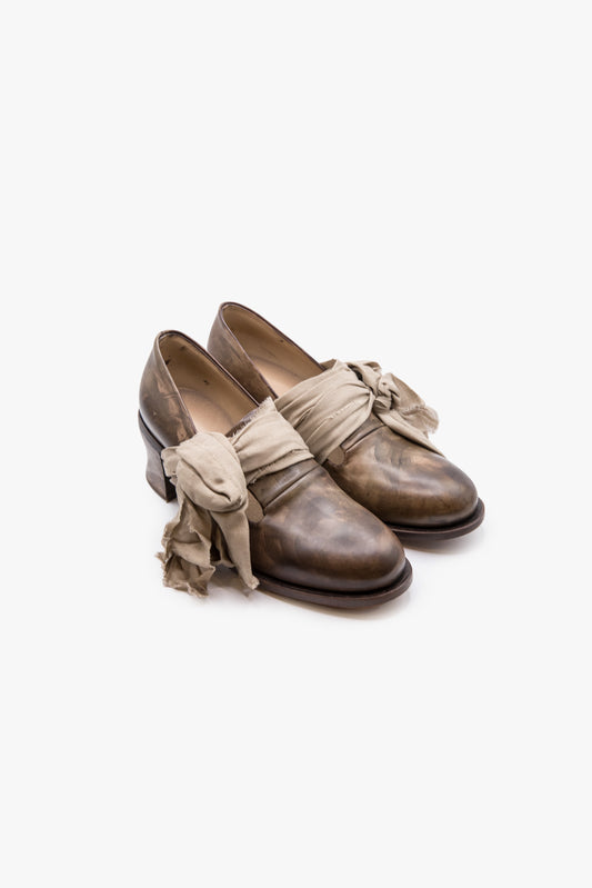 Mid-heel pump with extra long tough