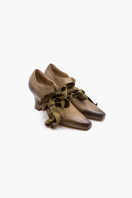 Closed pump with grosgrain laces