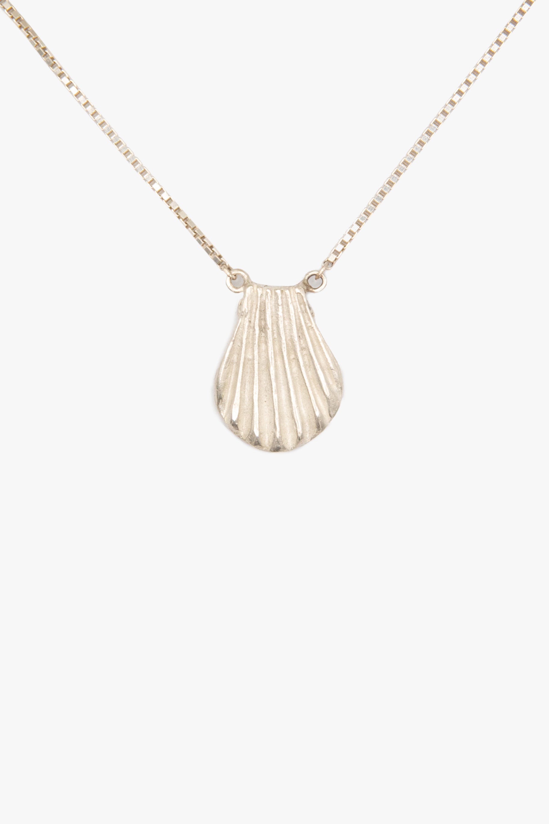 Silver shell bag necklace