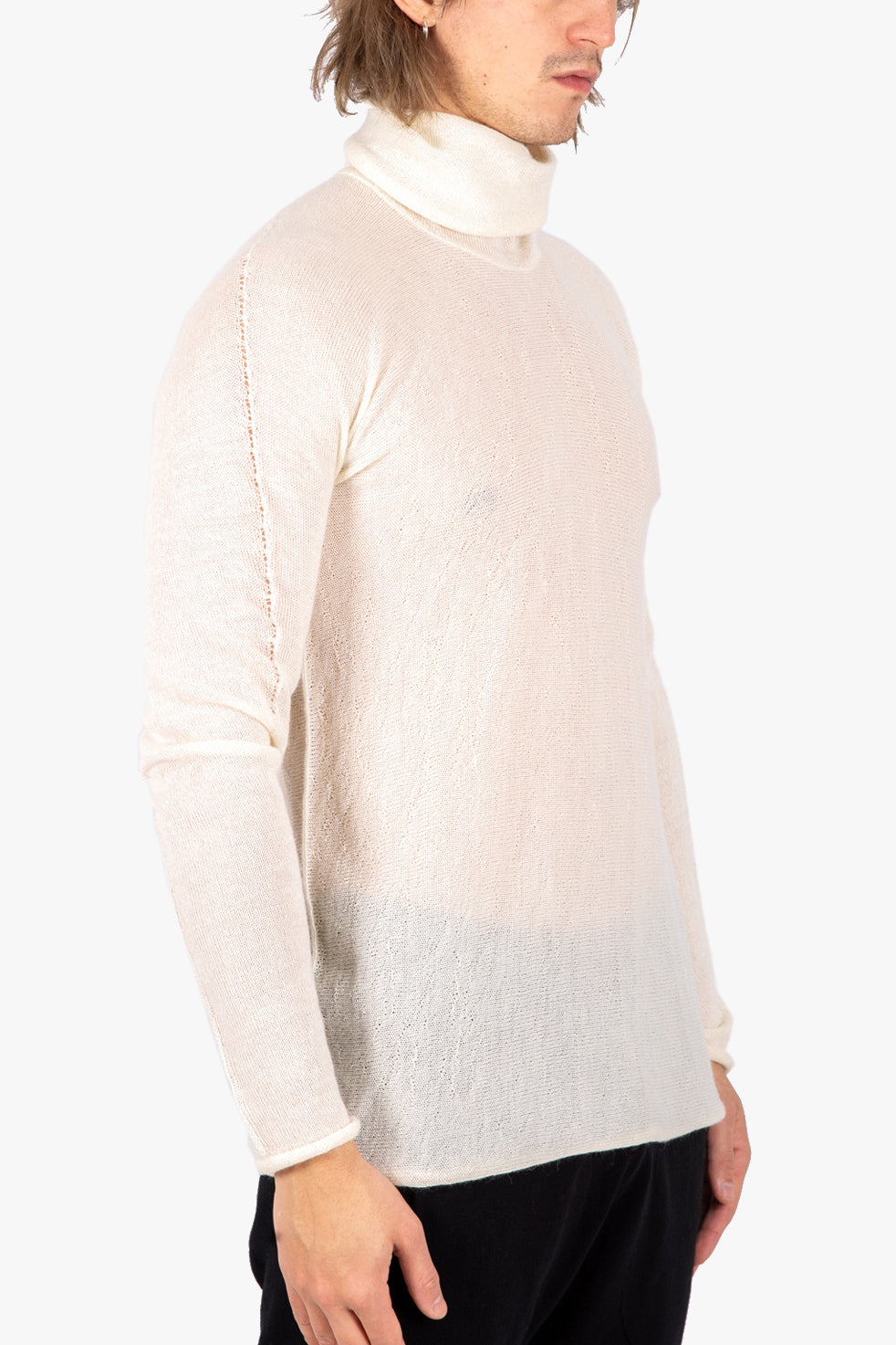 Turtleneck arched wrinkled sweater
